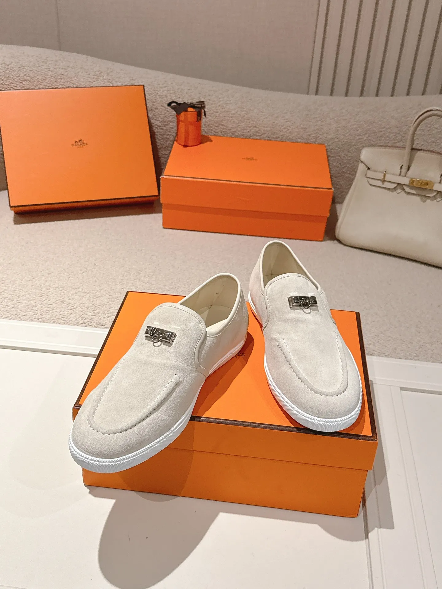 Men's Men's Shoes 600💰 Hermes# Couple Studded Loafers Calfskin and suede goatskin lace-up free sneakers with signature "H" detail. The design is simple and smooth, creating a fashionable urban look. It is comfortable and versatile. H family classics are not outdated, and the delivery counter is exquisitely packaged🛍📦 Fabric: Original customized imported first-layer cowhide/cow down Lining: Imported soft sheepskin Sole: Original open-molded anti-slip TPU material Size: 35-45